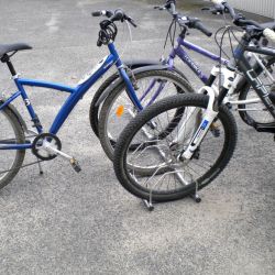 Rack à vélos 5 places - éco en situation avec vélo