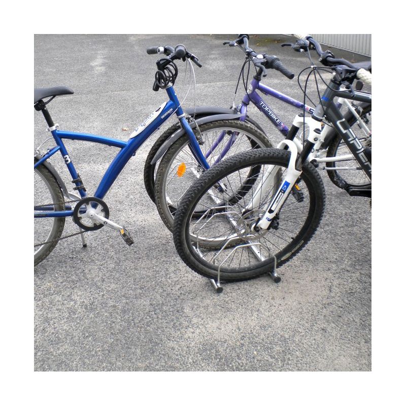 Rack à vélos 5 places - éco en situation avec vélo