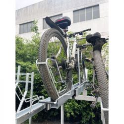 Équipé de vérins à gaz, il assure un levage assisté simple et sans effort