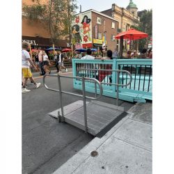 Rampe d'accès PMR avec garde-corps