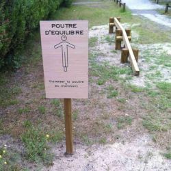 photo poutre d'équilibre avec panneau