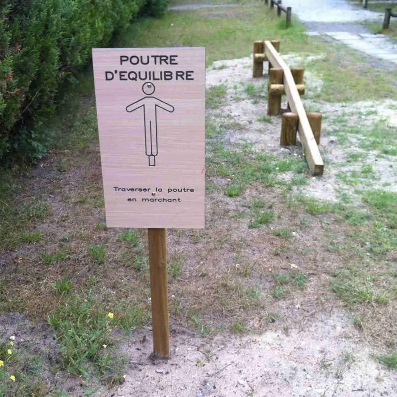 photo poutre d'équilibre avec panneau