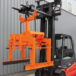 Pince mécanique à paquets de matériaux en action