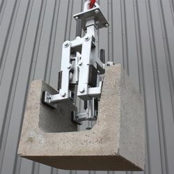 Pince mécanique à caniveaux en situation