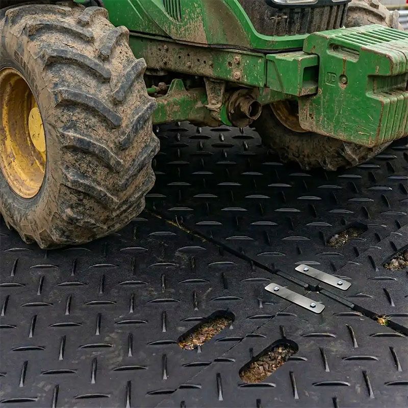 Connecteur pour plaque de roulage boulonnable