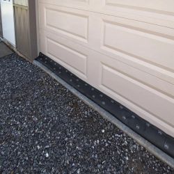 Barrière anti-inondation activée par l’eau devant porte de garage