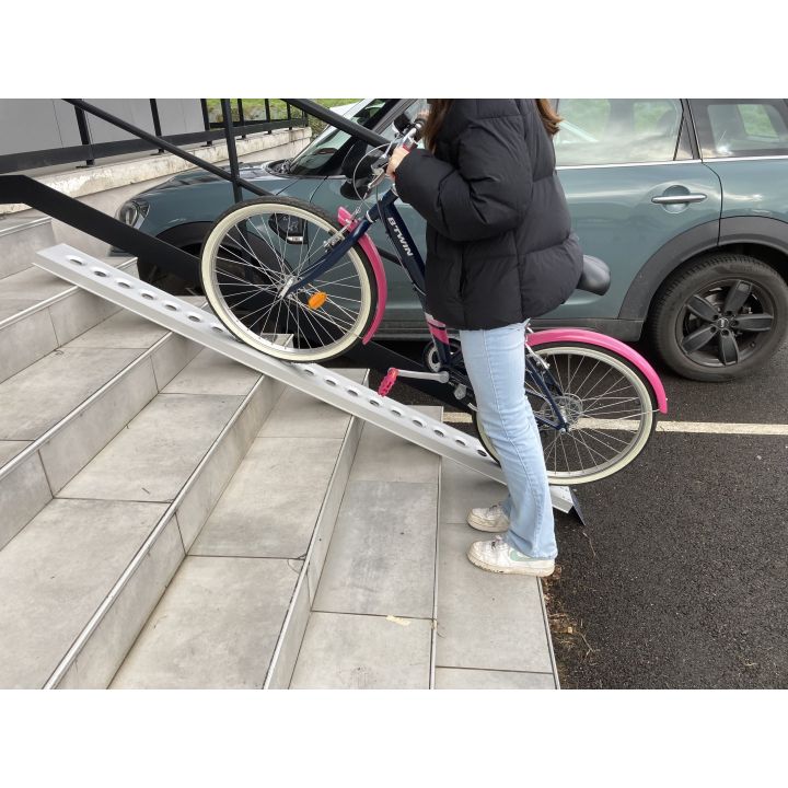 Rampe pour cycles pliante en aluminium en situation