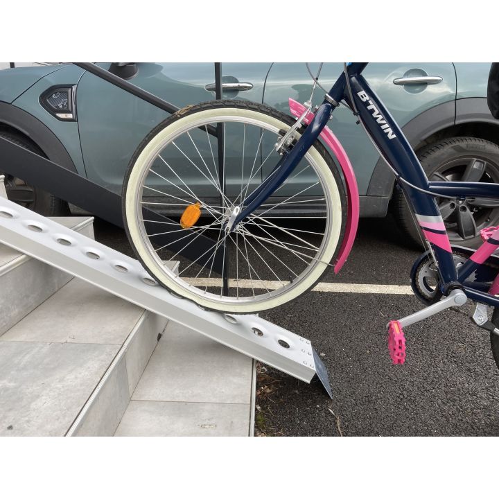 Rampe pour cycles pliante en aluminium en situation