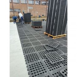 Installation de dalles de roulage ajourées pour créer une surface de circulation temporaire sur chantier