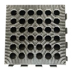 Vue de dessus d'une dalle de roulage ajourée avec perforations circulaires et ergots d'assemblage