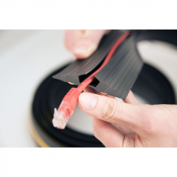 Détail de la Gaine protège-câbles en PVC avec un câble rouge en exemple