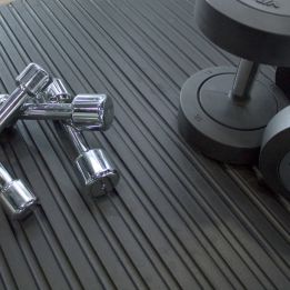 Tapis en caoutchouc ultra résistant dans notre gamme de Revêtements | Dalles et tapis loisirs