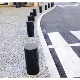 Borne anti stationnement en acier. Borne de protection sur voiries.