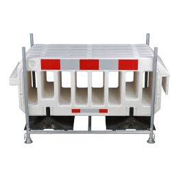 Rack de transport avec 15 barrières blanches.