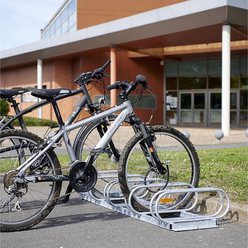 Support pour 8 vélos en acier galvanisé, fixation au sol, face-à-face.