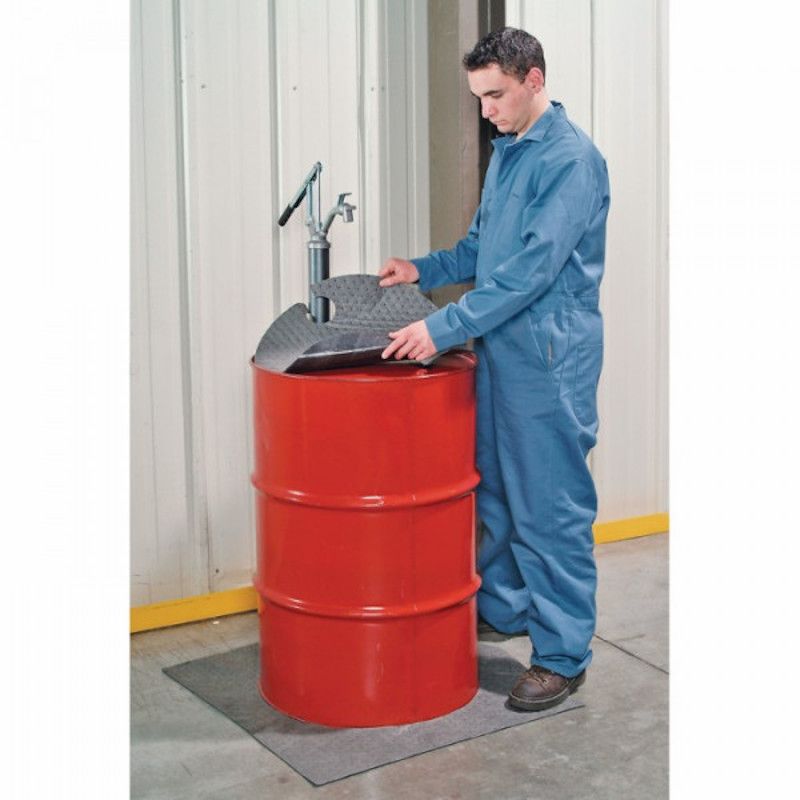 Tapis de fût absorbant PIG® utilisé lors d’une opération de soutirage sur fût de 210 litres