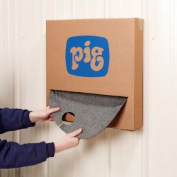 Distribution d’un tapis de fût absorbant PIG® triple épaisseur depuis son carton distributeur
