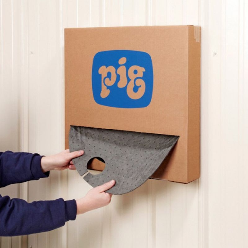 Distribution d’un tapis de fût absorbant PIG® triple épaisseur depuis son carton distributeur
