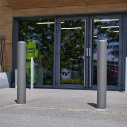 Borne anti-bélier pour devanture de magasin