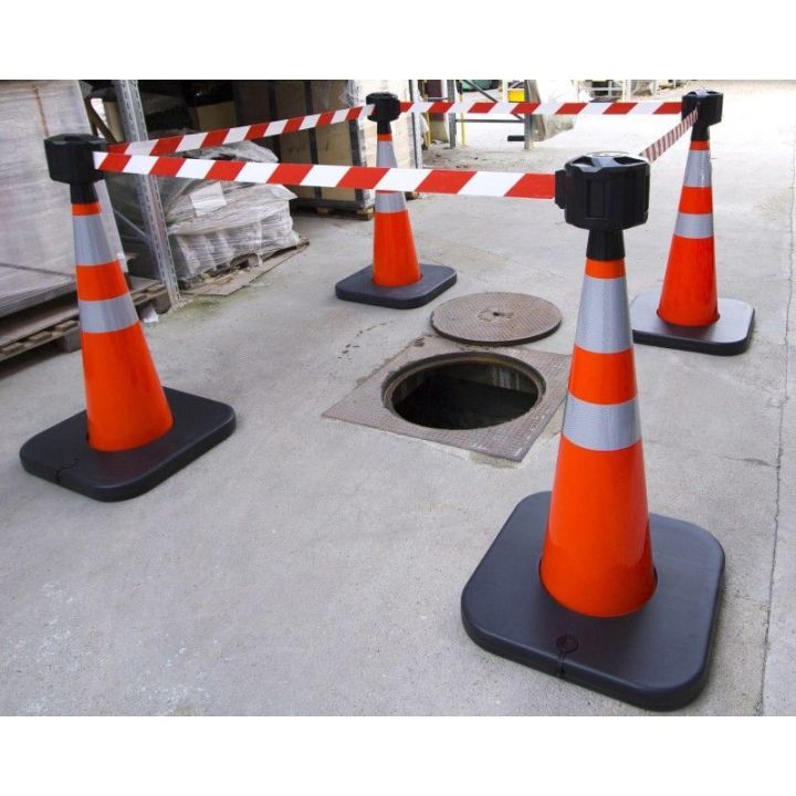 Détail du cône de signalisation Sol-Direct avec sangle rétractable déroulée et base lestable
