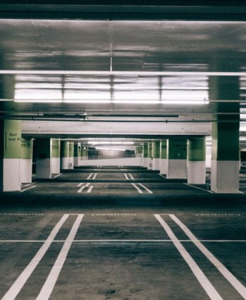 Aménagement des parkings : optimiser l’espace avec des butées et arceaux de stat