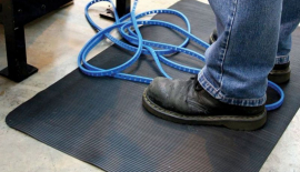 Les avantages ergonomiques des tapis anti fatigue dans les environnements de tra